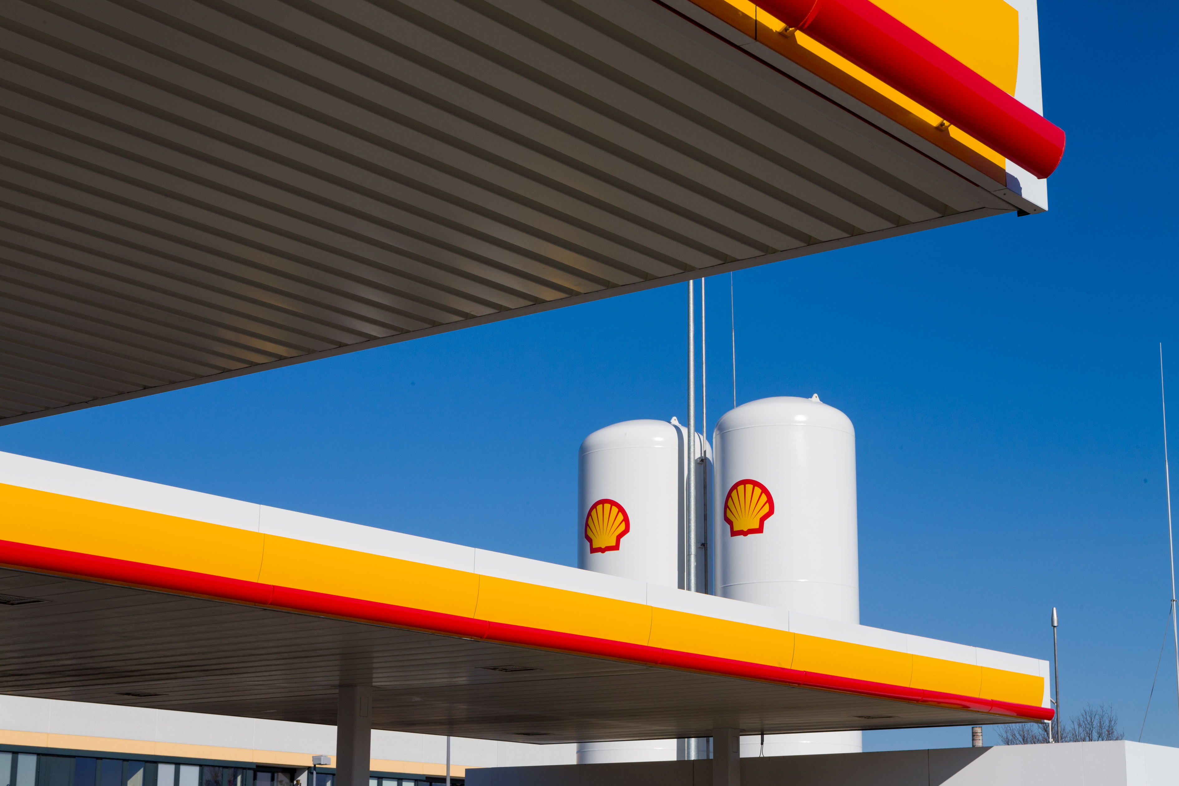 Exclusive: Shell pivots back to oil to win over investors